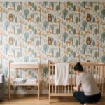Papier peint pour chambre bébé aux motifs doux et colorés, idéal pour décorer une nursery