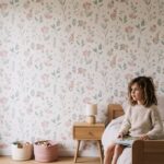 Papier peint chambre fillette aux motifs floraux pastel dans une chambre d'enfant moderne et lumineuse