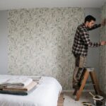 Chambre moderne décorée avec un papier peint Leroy Merlin aux motifs élégants