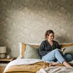 Chambre adulte cocooning avec papier peint texturé, ambiance chaleureuse et décoration douce