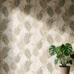 Papier peint feuillage beige dans un salon moderne aux tons naturels et chaleureux