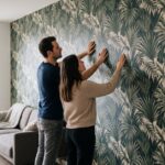 Papier peint feuillage Leroy Merlin dans un salon moderne aux tons verts naturels