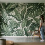 Papier peint feuillage vert dans un intérieur moderne et lumineux