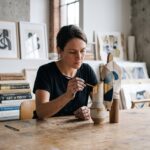 Art et déco : œuvres artistiques intégrées dans un intérieur moderne et élégant