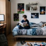 Chambre garçon moderne et bien aménagée avec mobilier contemporain et décoration tendance