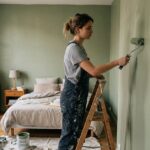 Chambre moderne avec murs peints dans une couleur douce et apaisante, idéale pour le repos